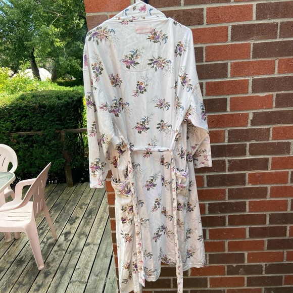 Vintage White Floral robe with tie waist - Picture 7 of 8